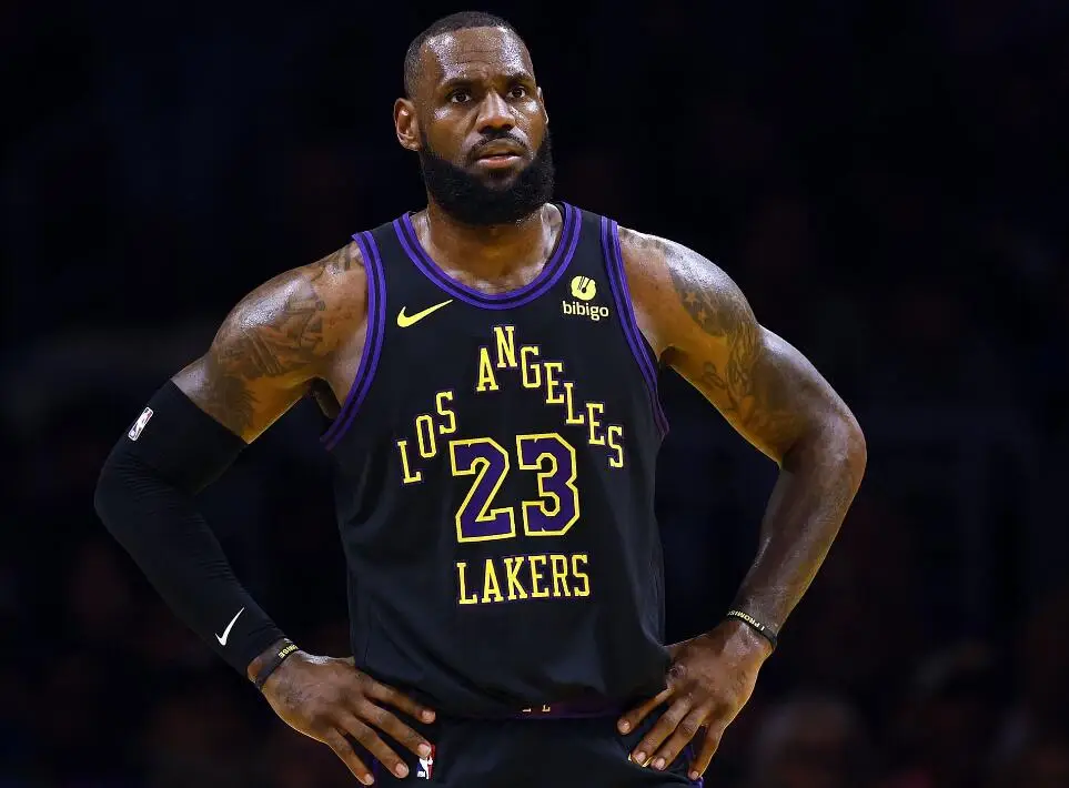 詹姆斯在德国队比赛中回归赛场，大胜引发热议！(詹姆斯在德国队比赛中回归赛场,大胜引发热议的是谁)