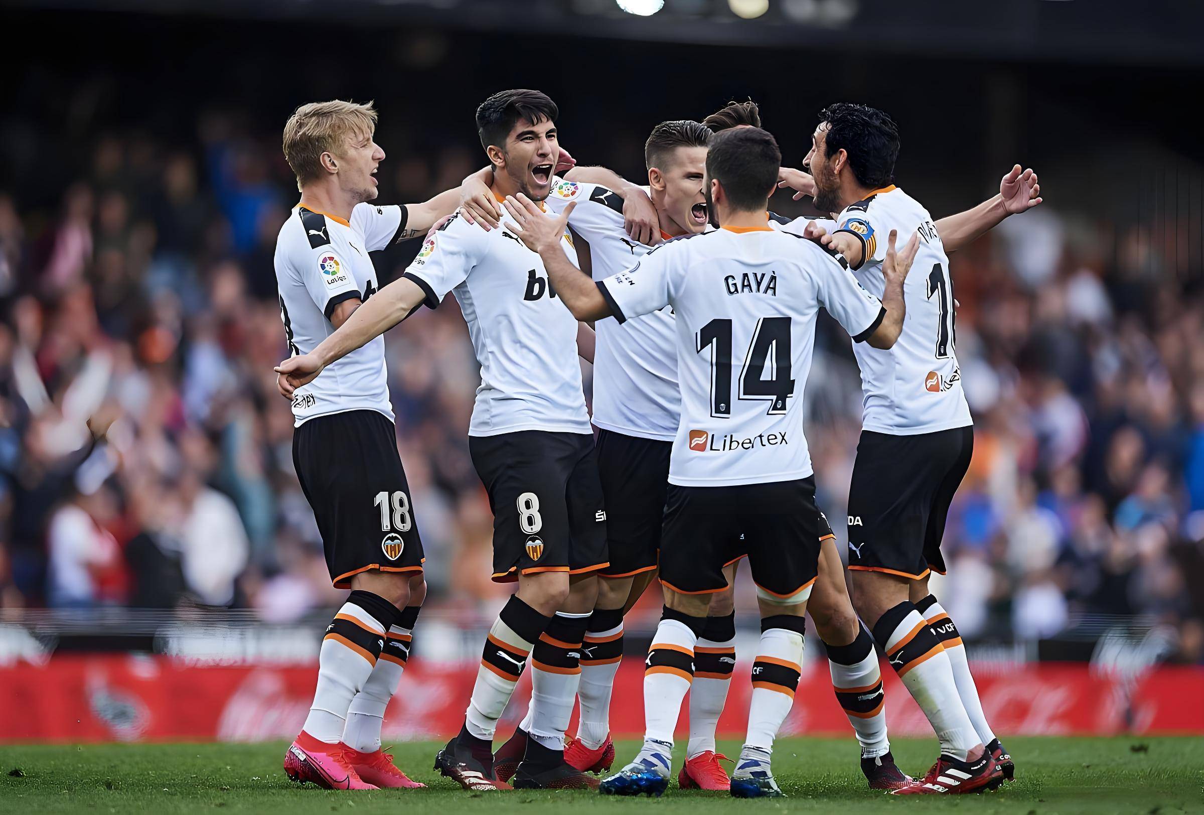 离谱！费德勒连续五场比赛得分超过惊险取胜犹他爵士围绕法甲刷新队史纪录，德罗巴在独行侠比赛中战术调整的简单介绍